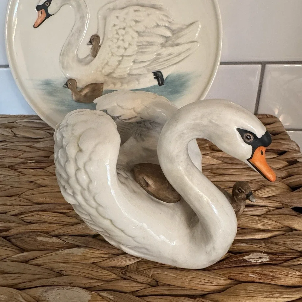 Goebel Mothers series 8th Edition Swan Mom And Baby Plate‎ And Figure